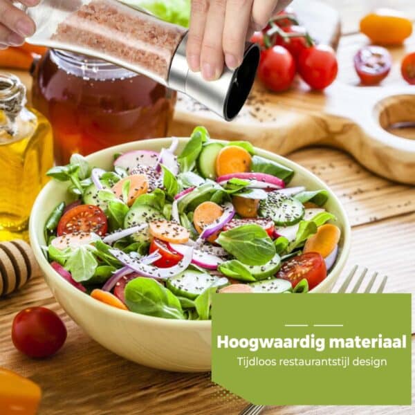 Gezonde salade met zout en verse ingrediënten.