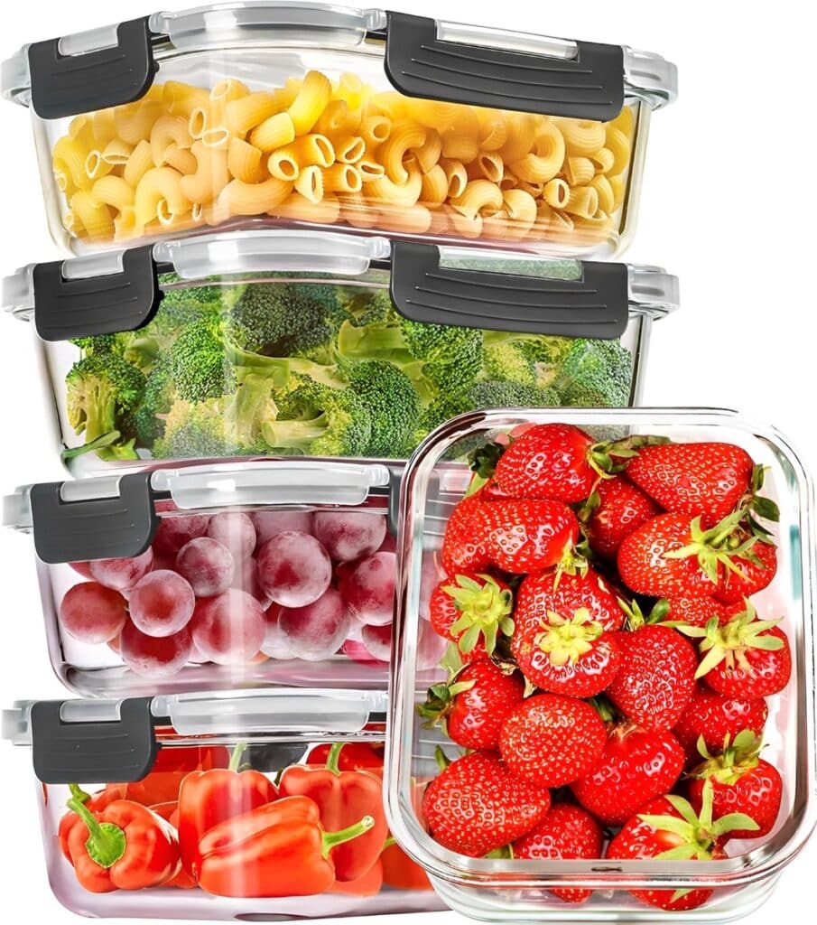 Voedselcontainers met fruit, groenten en pasta