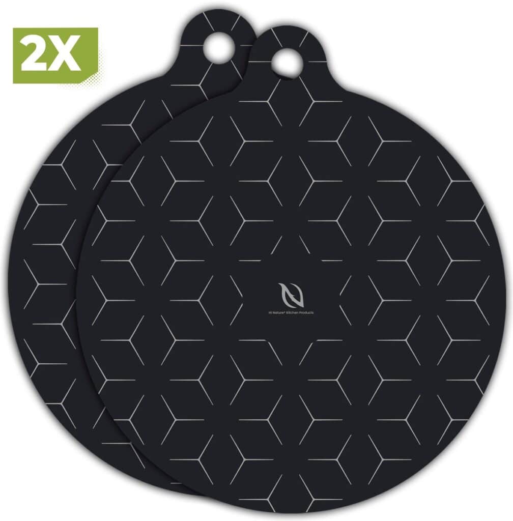 Twee ronde zwarte onderzetters met geometrisch patroon.