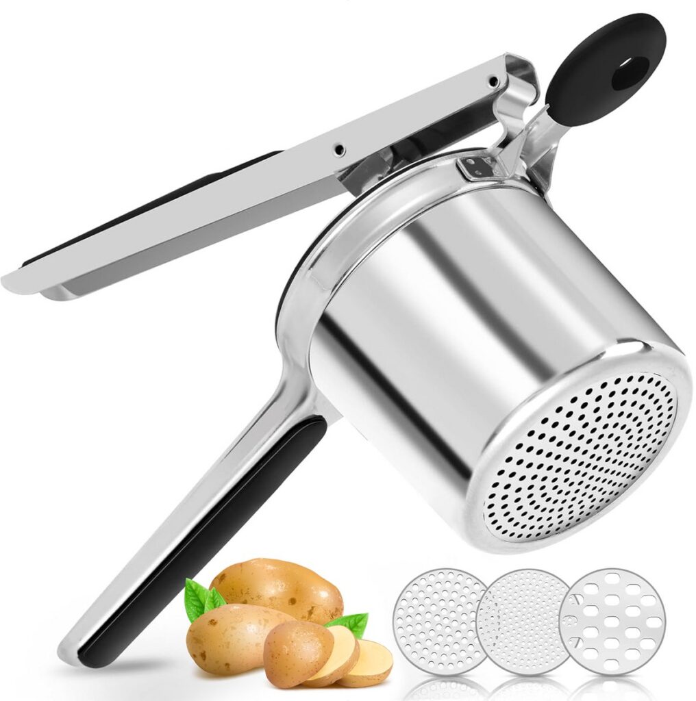 RVS aardappelpers met verwisselbare schijven en aardappels.