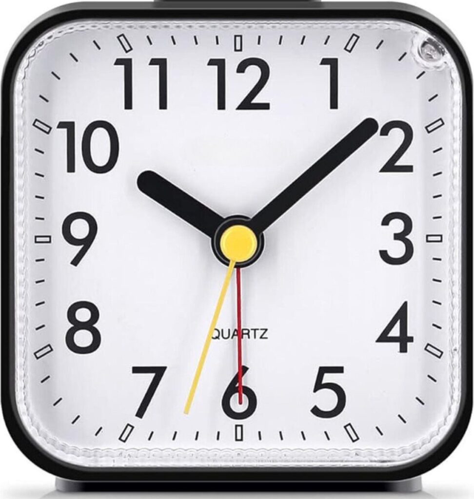 Klassieke zwarte wekker met wijzers en cijfers.