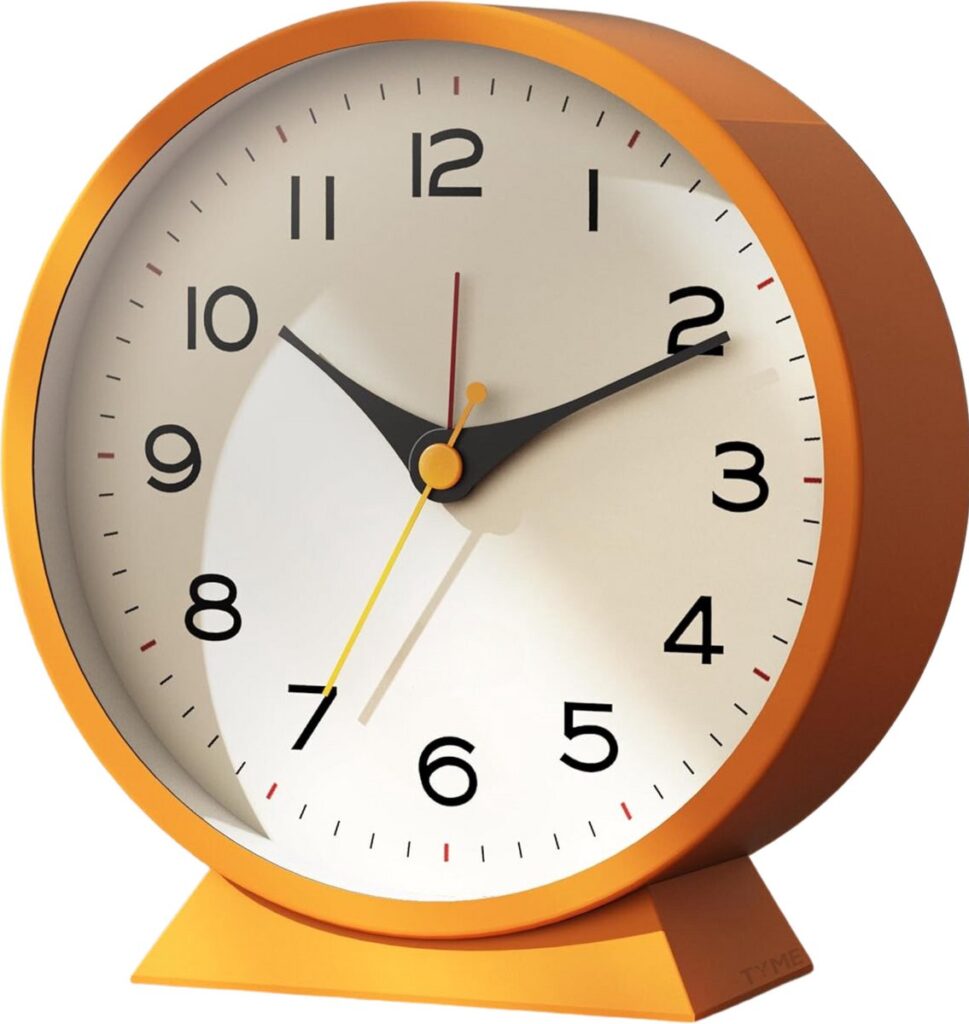 Ronde oranje analoge klok met wijzers op tijdstip.