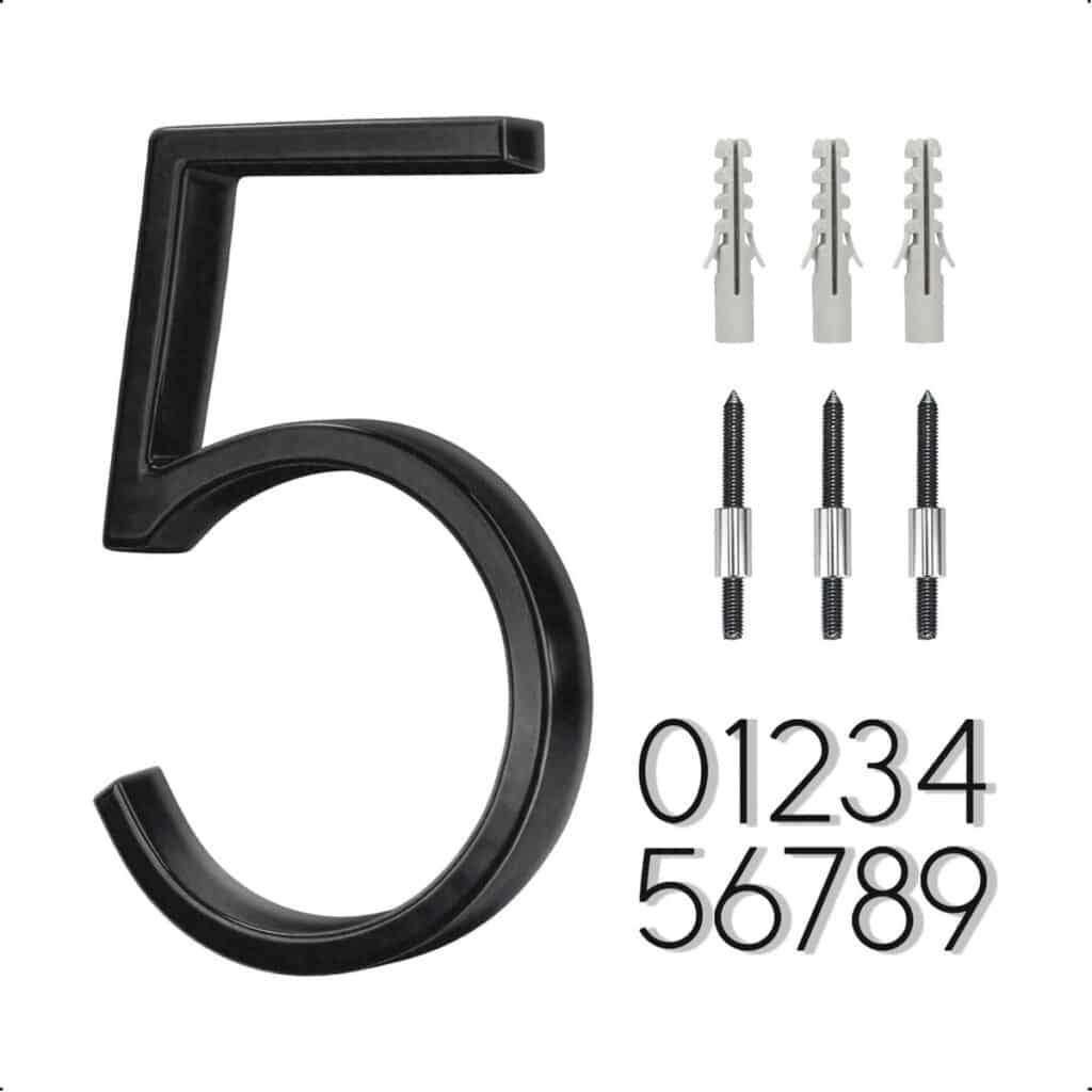 Nummer vijf huisnummer met montagemateriaal.