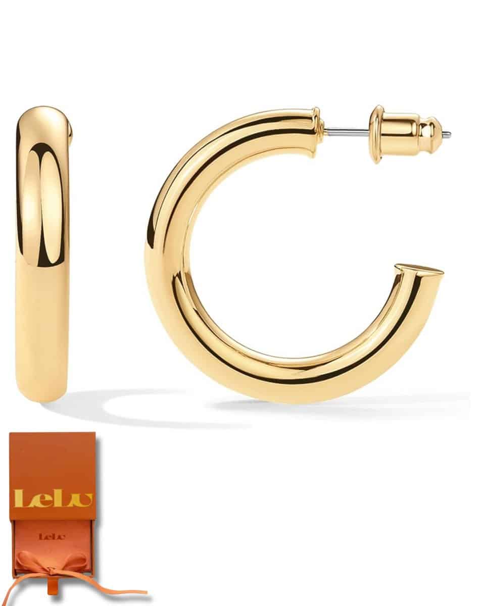 Gouden oorringen met sierlijke geschenkverpakking.