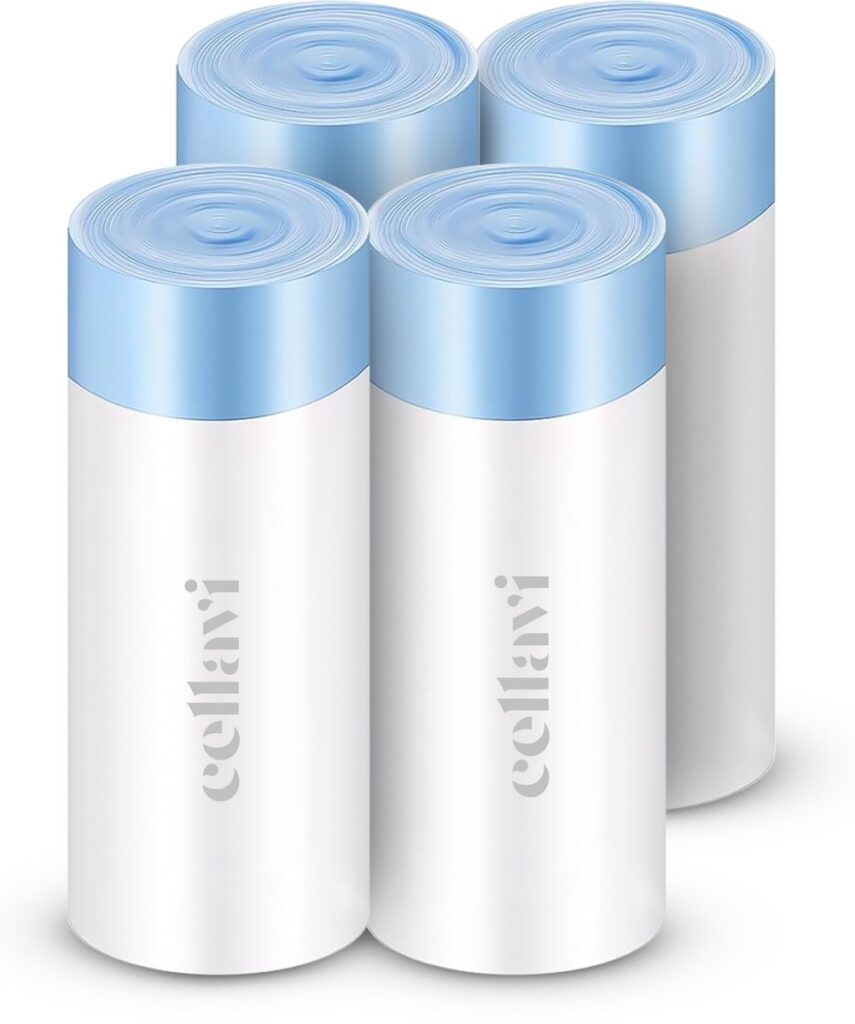 Vier witte huishoudelijke rollen met blauwe doppen