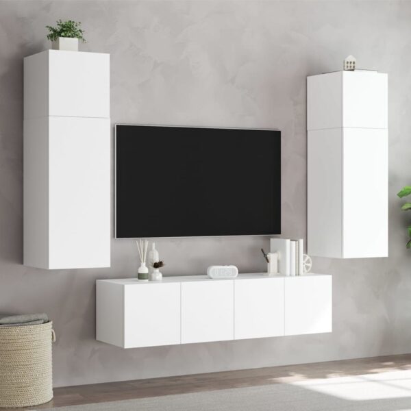 Minimalistisch wit wandmeubel met tv en decoraties.