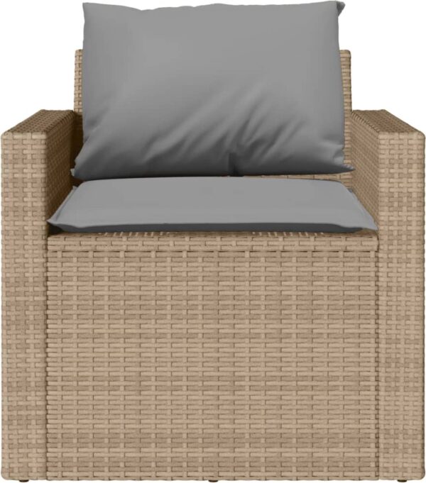 Beige wicker stoel met grijze kussens