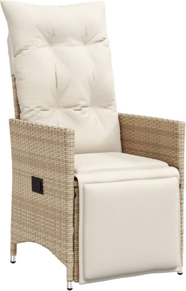 Comfortabele wicker tuinstoel met beige kussens.