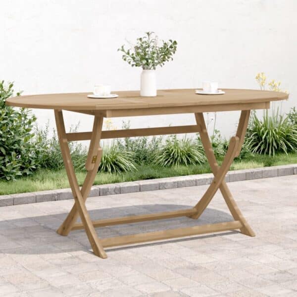 Houten tuintafel met planten en servies op terras.