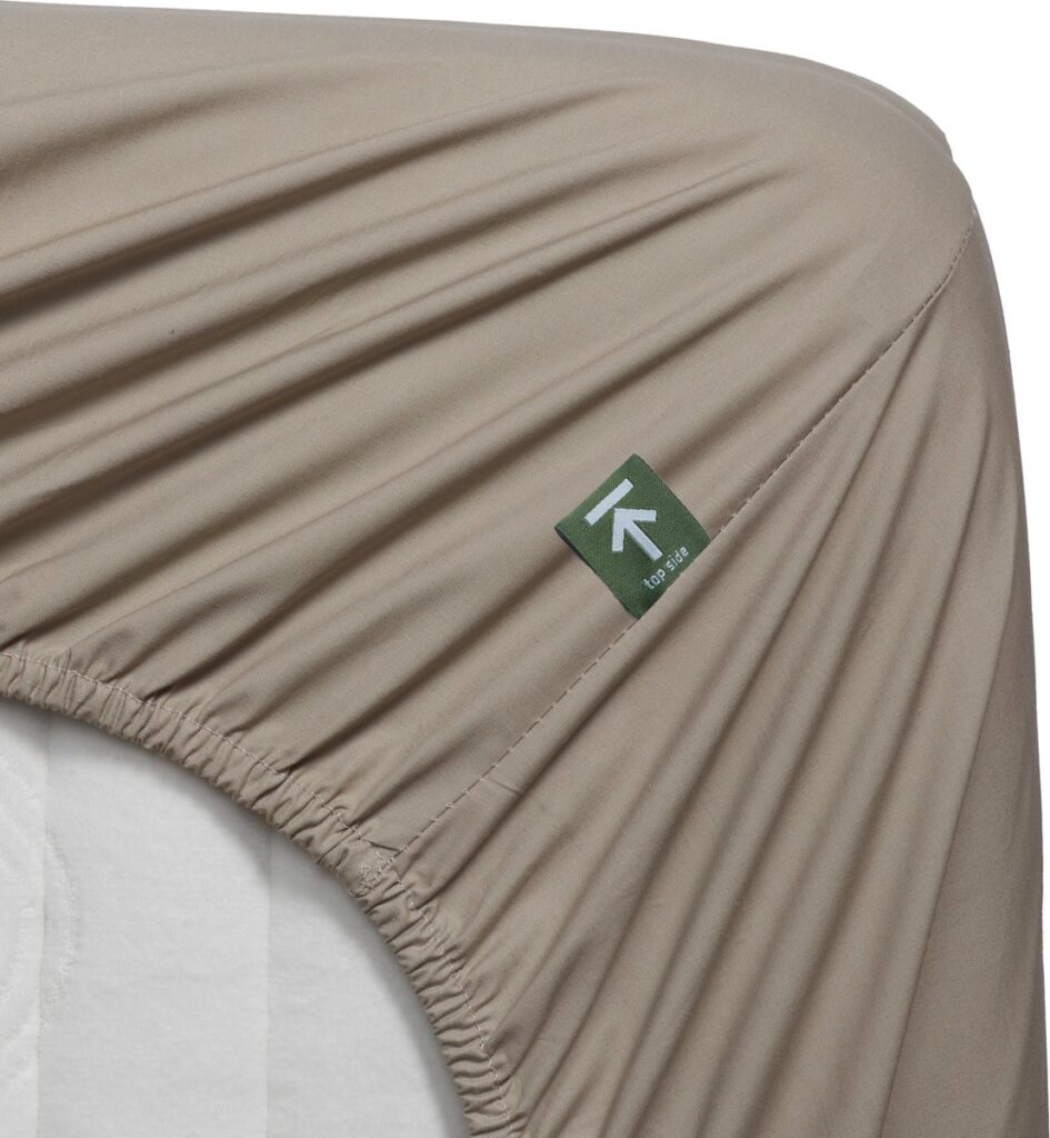 Bruine hoek van elastisch hoeslaken met label