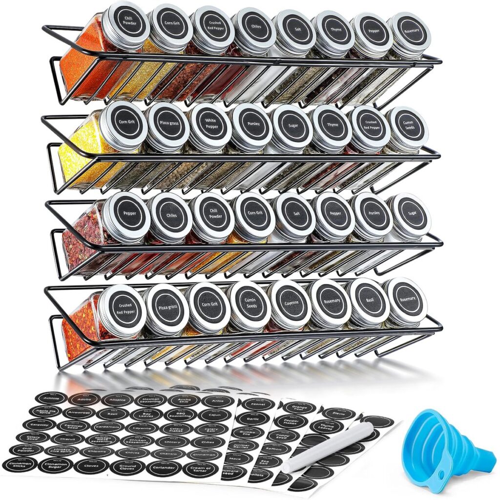 Gevuld kruidenrek met gelabelde potjes en accessoires