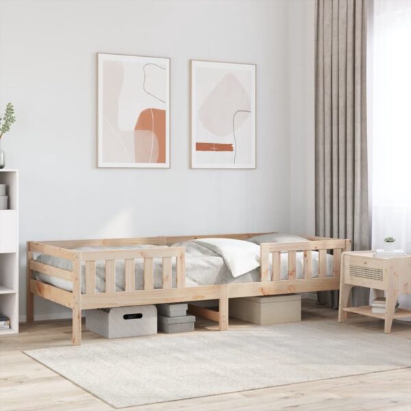 Kinderbed met houten frame en nachtkastje in slaapkamer