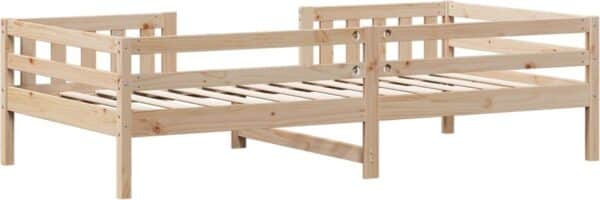 Houten kinderbed met spijlen en open design.