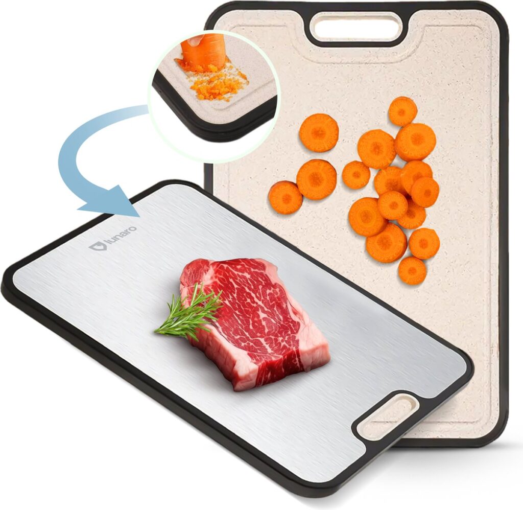 Dubbelzijdige snijplank met wortels en vlees.