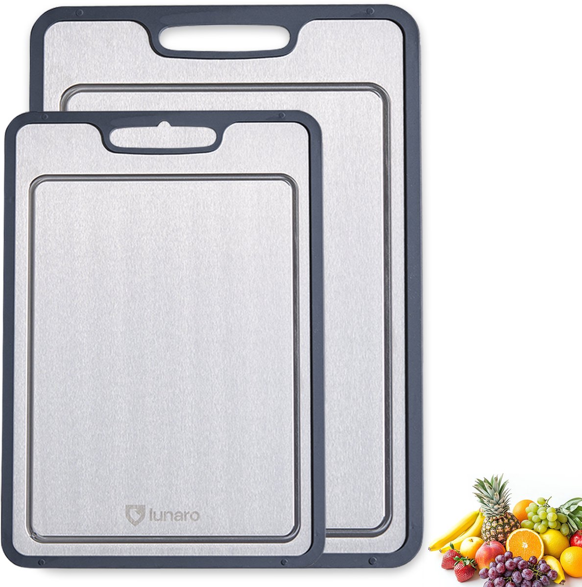 Twee snijplanken met handvat naast verse groenten