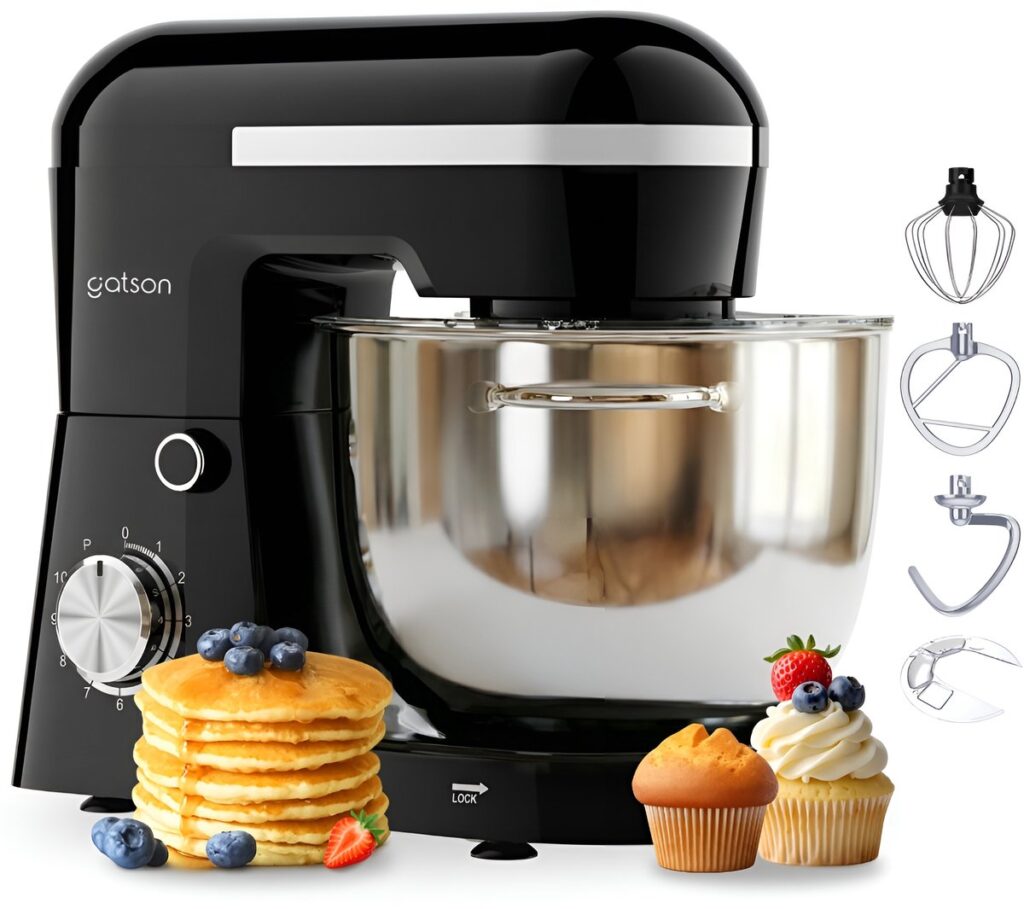 Zwart keukenmachine met accessoires en gebak.