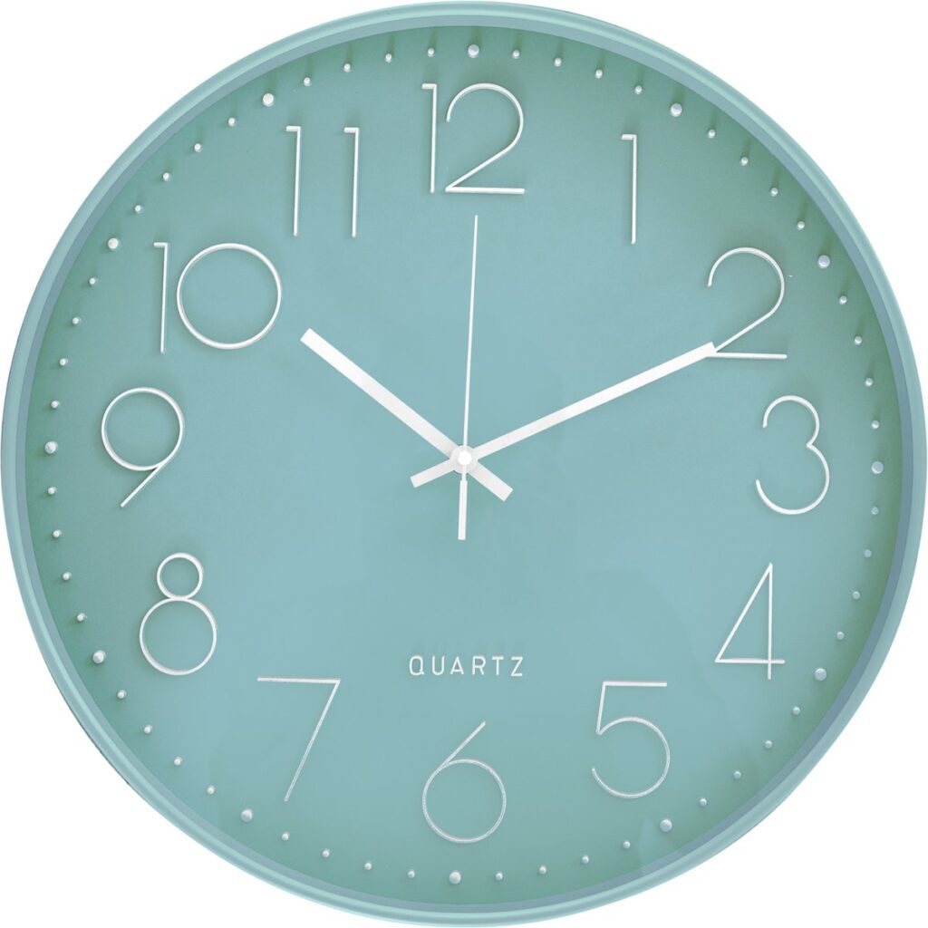 Ronde blauwe wandklok met witte cijfers