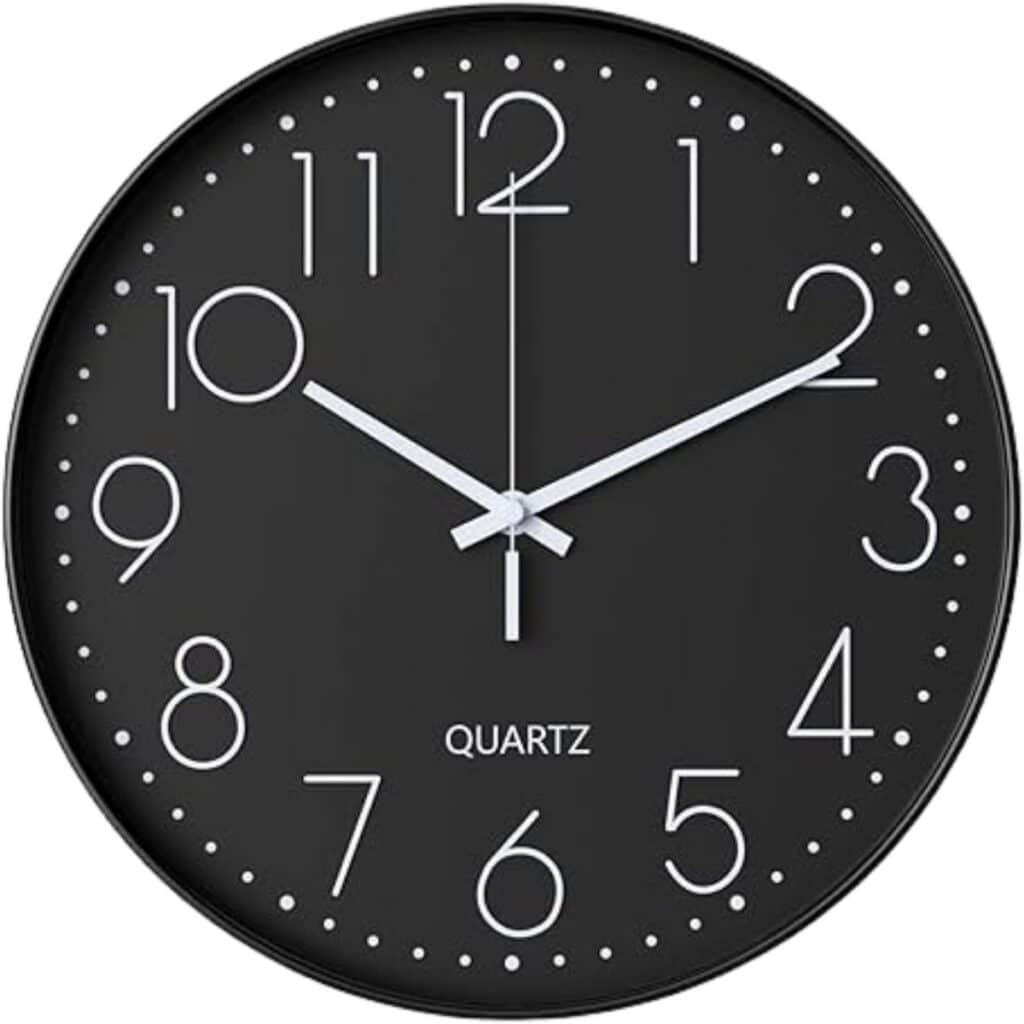Zwarte wandklok met witte wijzers en cijfers