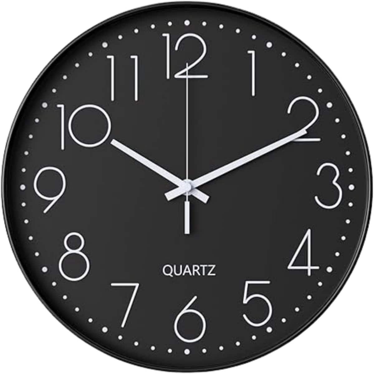 Zwarte wandklok met witte wijzers en cijfers