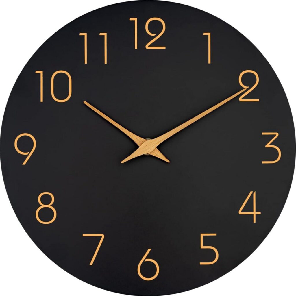 Zwarte klok met gouden cijfers en wijzers