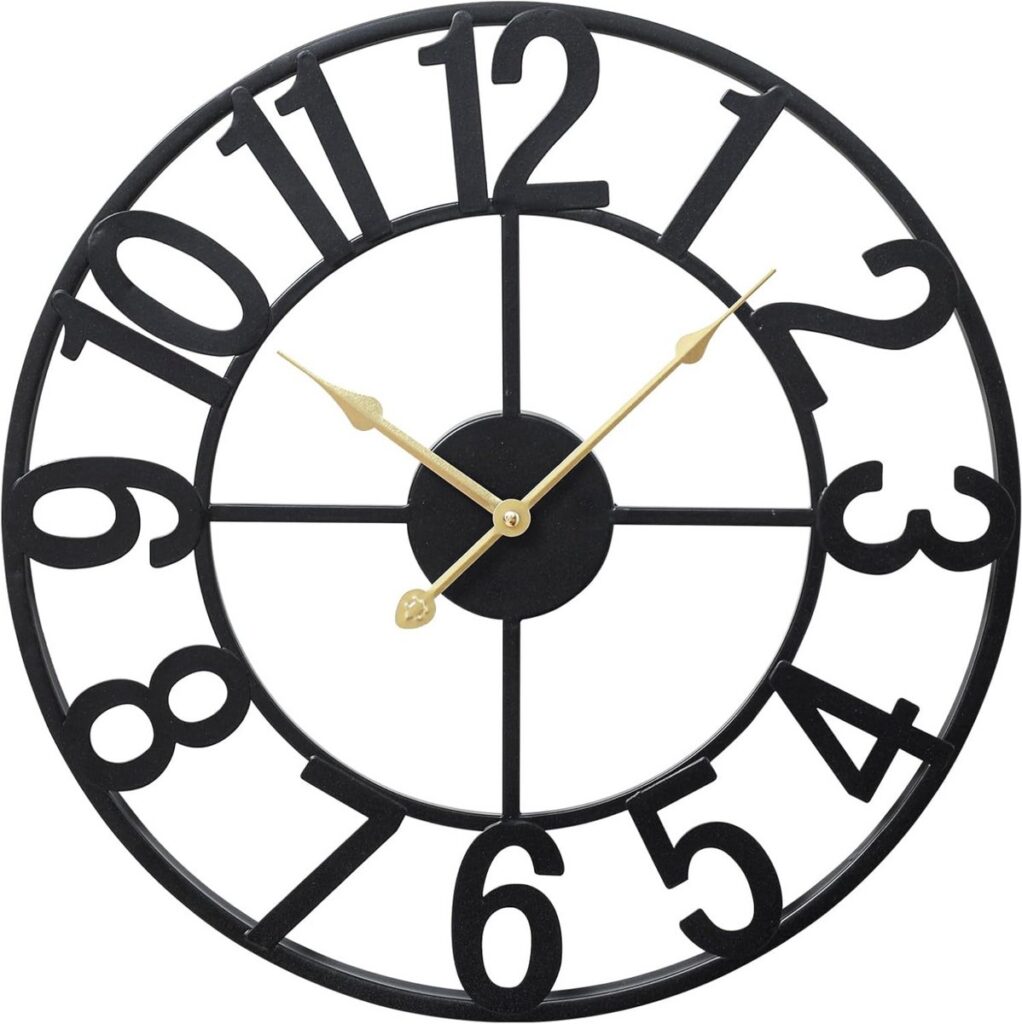 Ronde metalen klok met sierlijke wijzers.