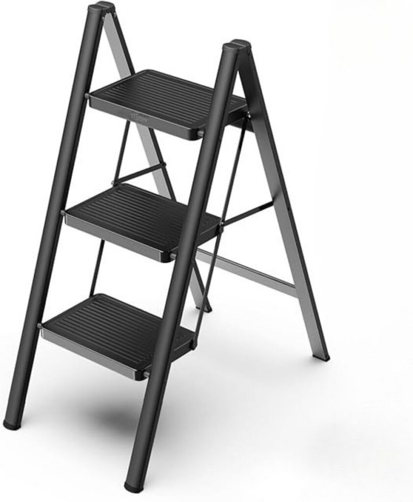 Zwarte drie treden trapladder voor huishoudelijk gebruik.