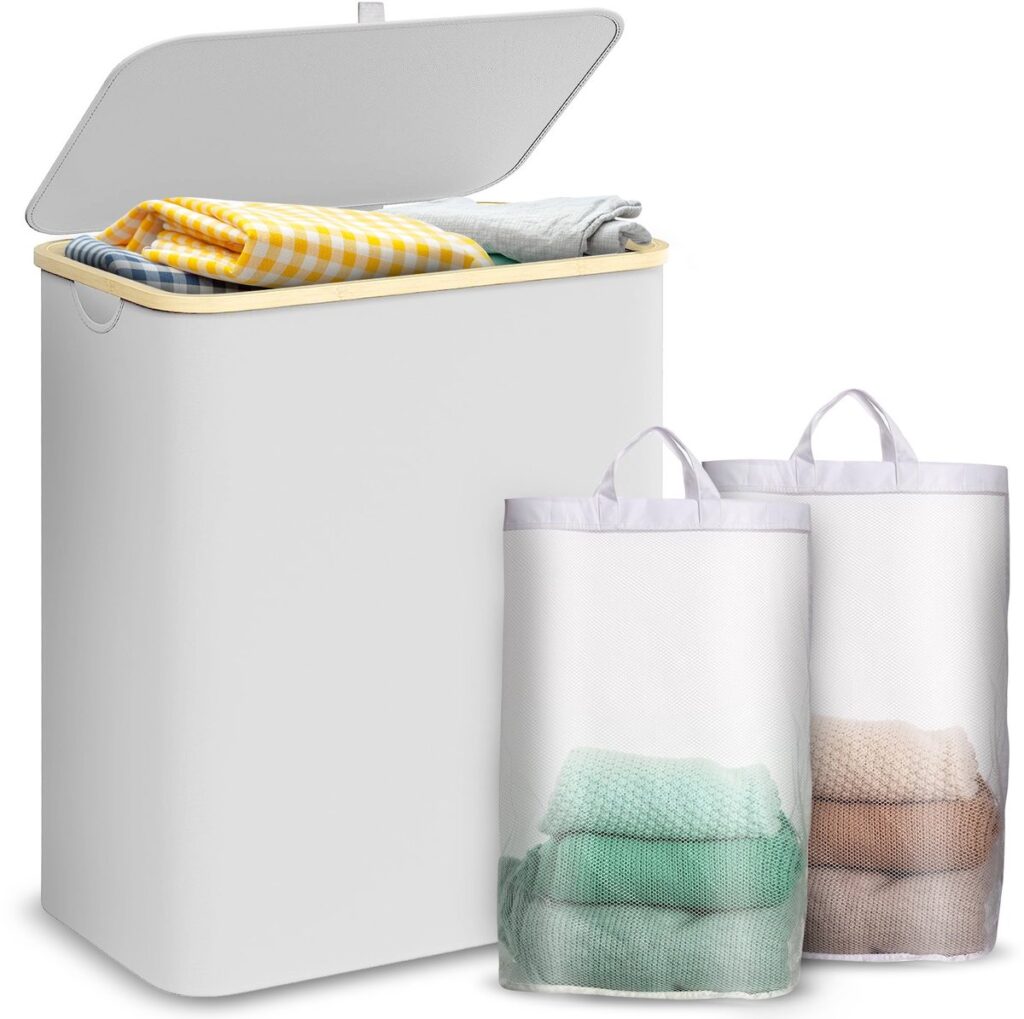 Witte wasmand met deksel en ingepakte stoffen.