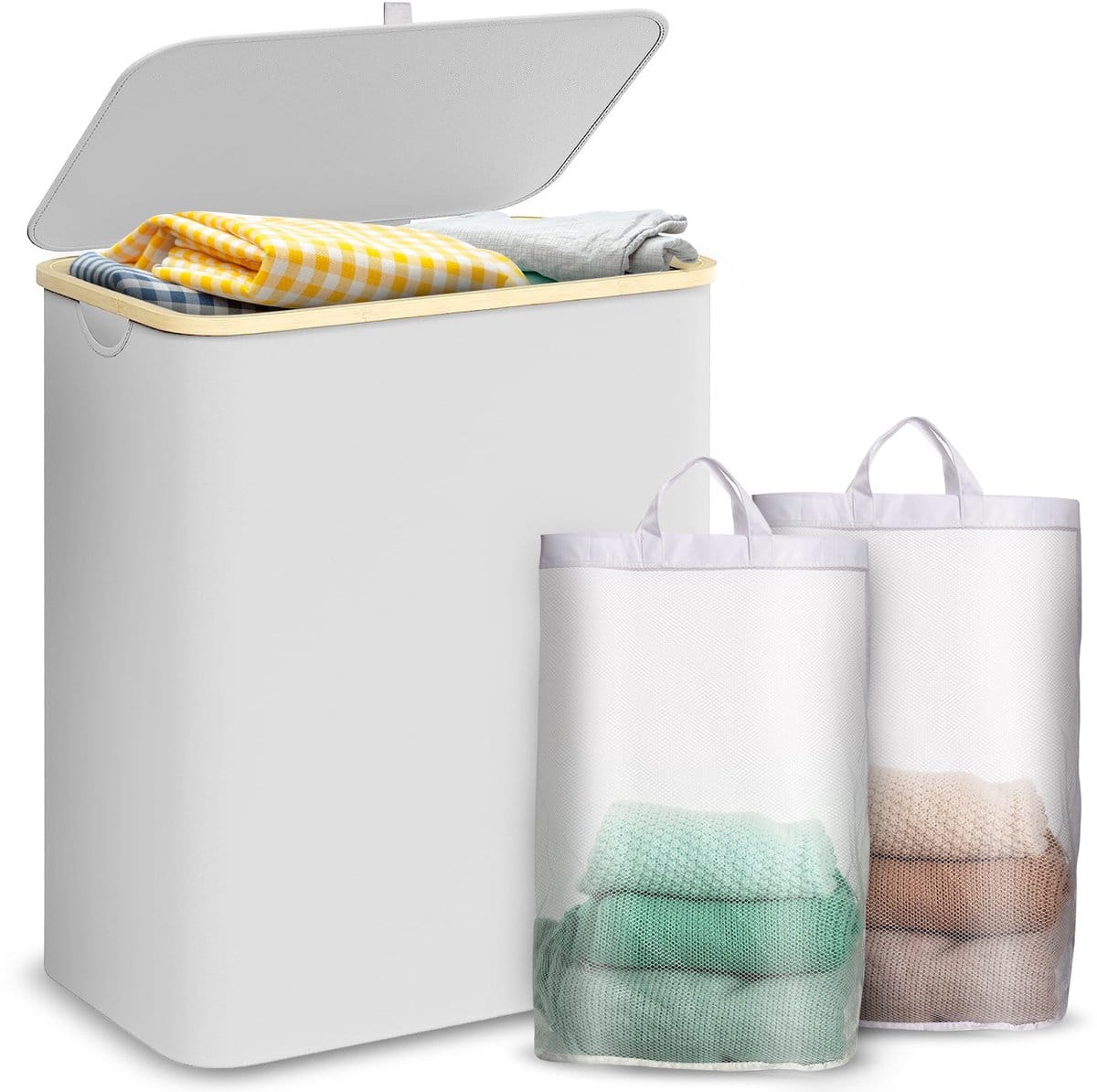 Witte wasmand met deksel en ingepakte stoffen.