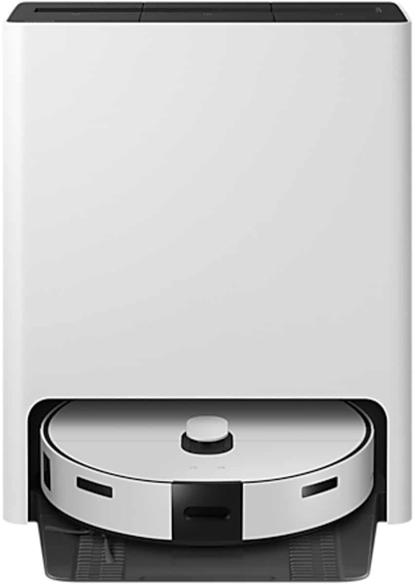 Witte robotstofzuiger in laadstation