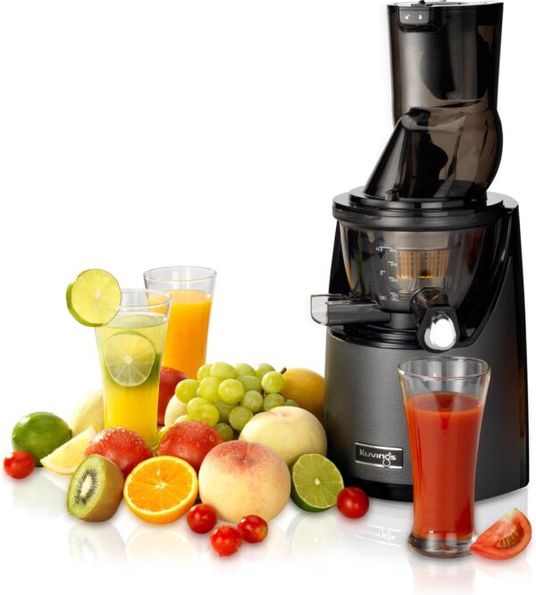 Slowjuicer met vers fruit en sapglazen