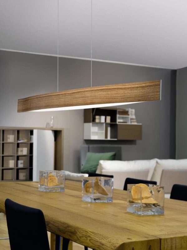 Moderne houten hanglamp boven eettafel met decoratie.