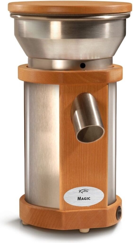 Robuuste houten graanmolen met metalen onderdelen