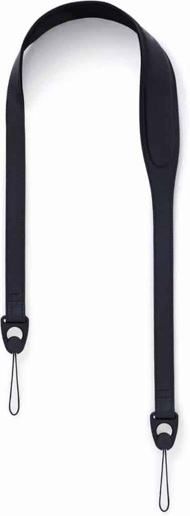 Zwarte camerariem met verstelbare lussen voor veilige bevestiging.
