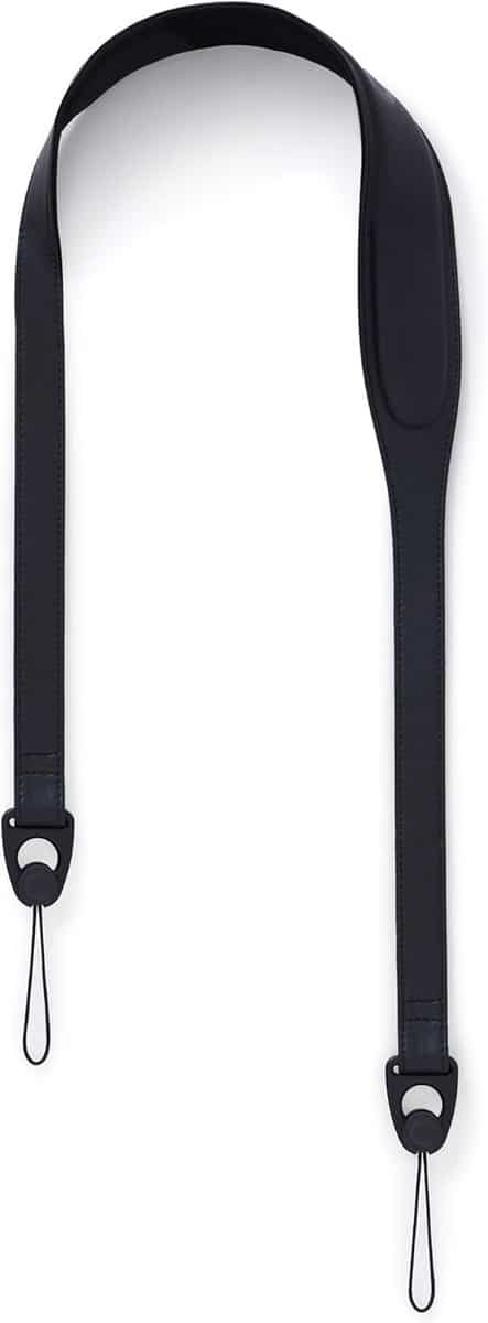 Zwarte camerariem met verstelbare lussen voor veilige bevestiging.