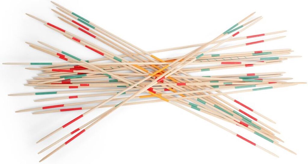 Stapel houten mikado stokken met kleuren