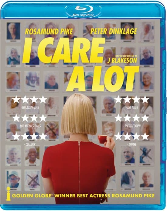 Filmhoes met vrouw en recensies, titel 'I Care a Lot'.