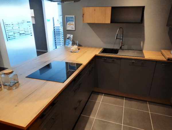 showroomkeuken moderne complete keuken met schiereiland met whirlpool/airforce apparatuur