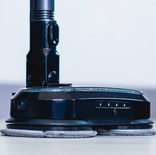 Elektrische dweil op houten vloer