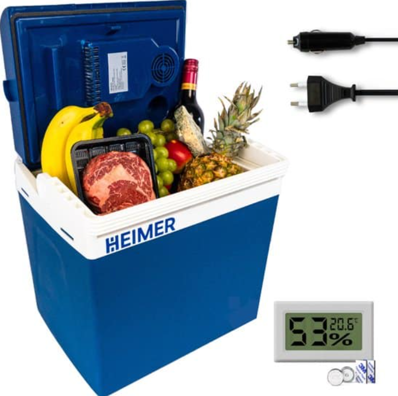 Blauwe koelbox vol met eten en accessoires