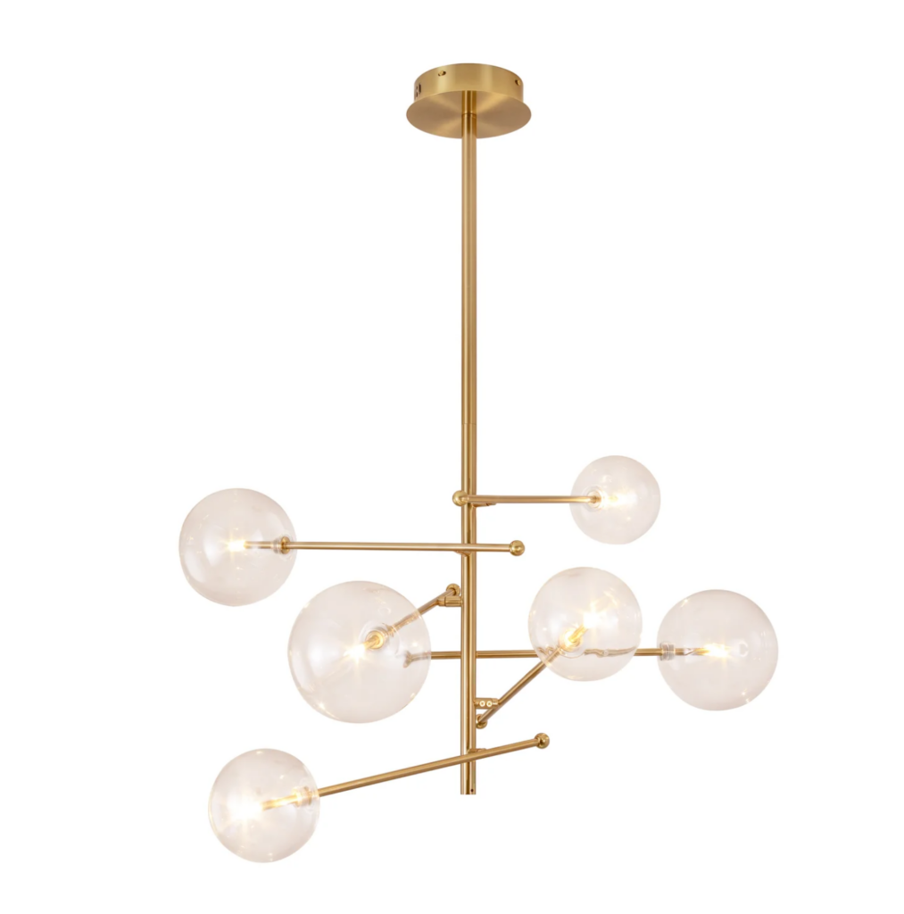 Moderne gouden kroonluchter met glazen bollen.